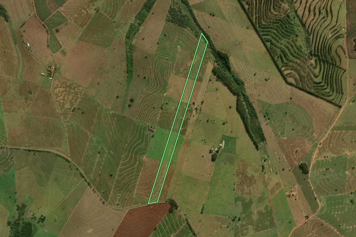 Imagem de satélite do imóvel rural em Xambrê (PR), com o contorno declarado no CAR desenhado por cima.