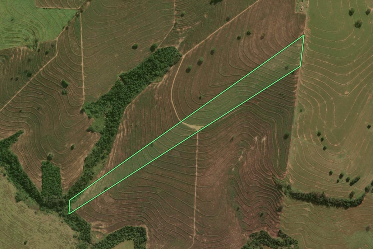 Imagem de satélite do imóvel rural em Xambrê (PR), com o contorno declarado no CAR desenhado por cima.