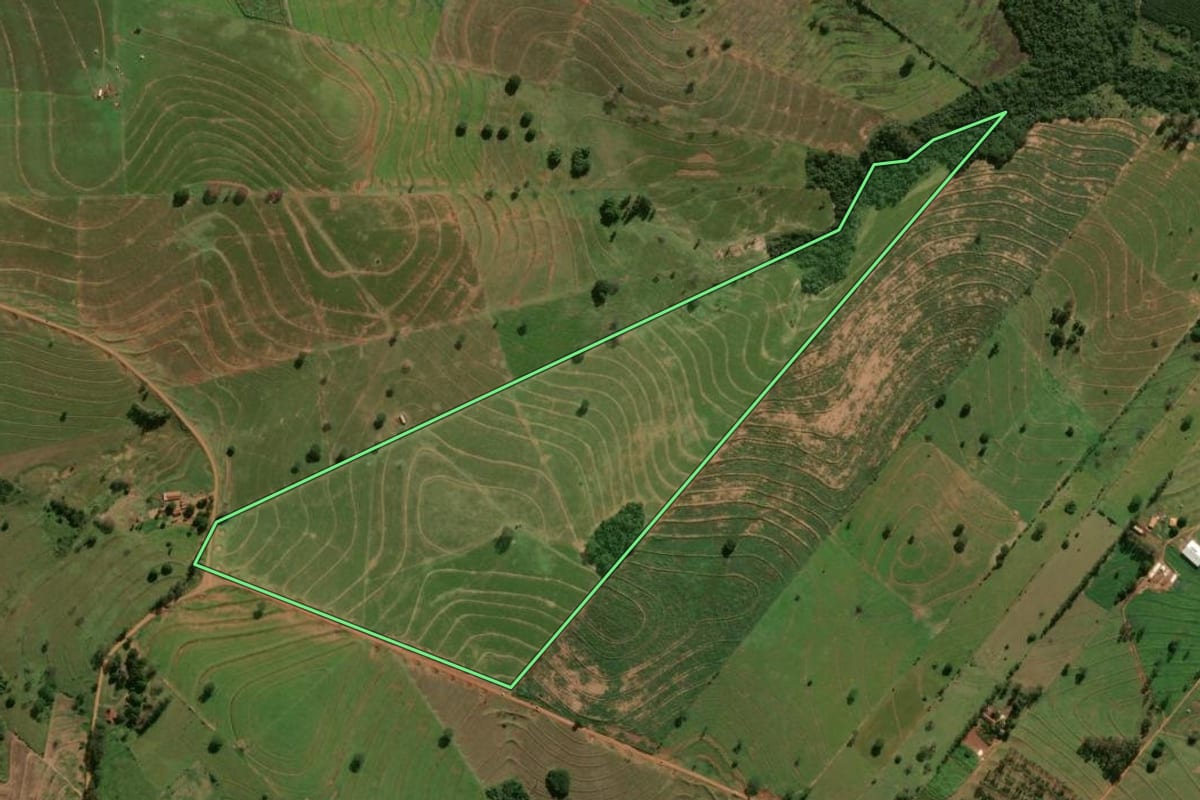 Imagem de satélite do imóvel rural em Xambrê (PR), com o contorno declarado no CAR desenhado por cima.