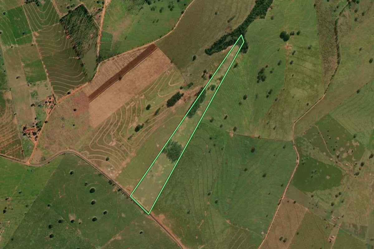 Imagem de satélite do imóvel rural em Xambrê (PR), com o contorno declarado no CAR desenhado por cima.