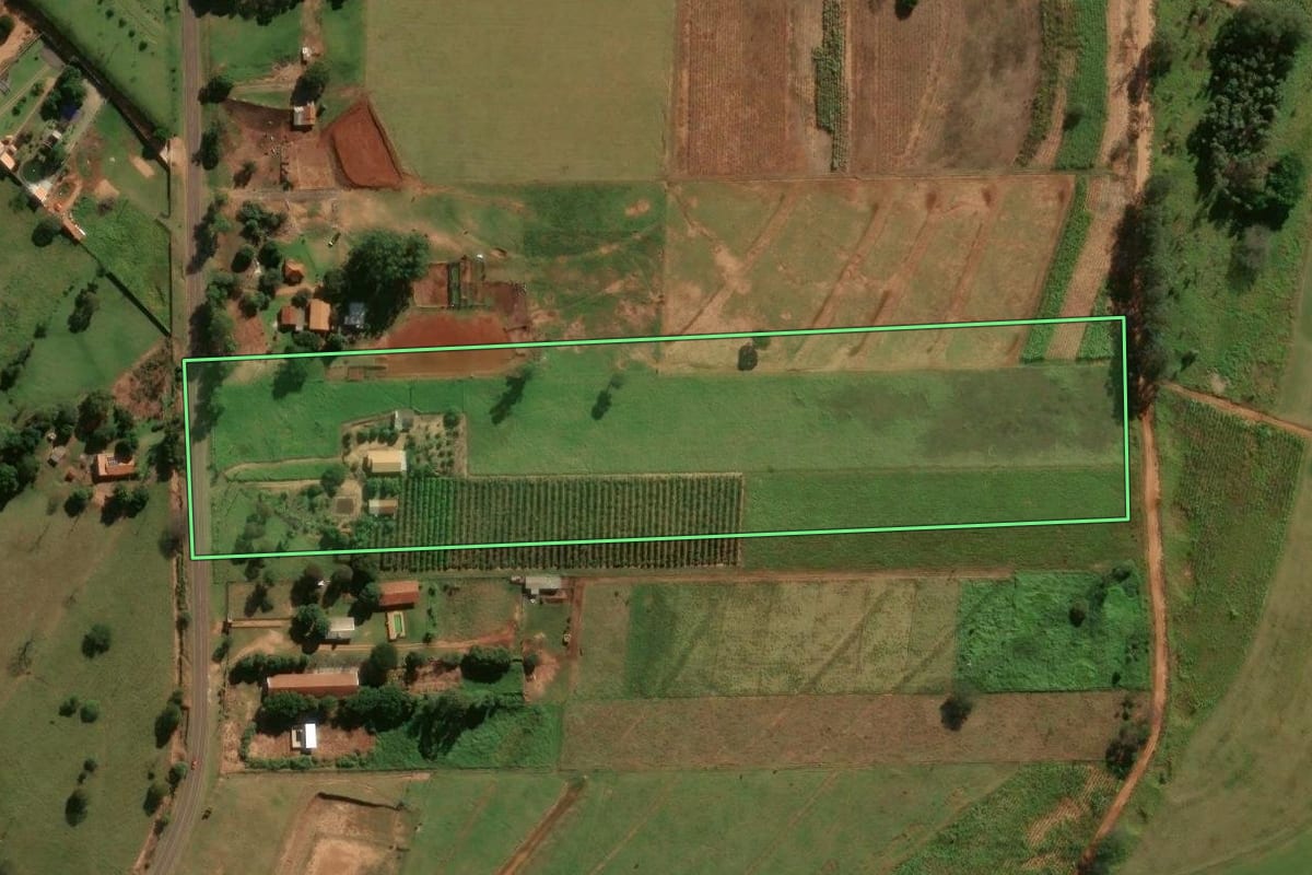 Imagem de satélite do imóvel rural em Xambrê (PR), com o contorno declarado no CAR desenhado por cima.
