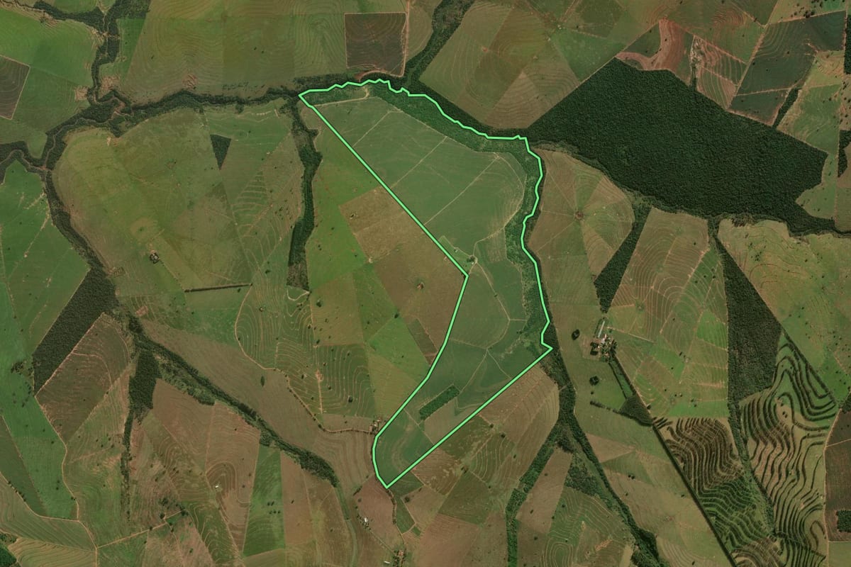 Imagem de satélite do imóvel rural em Xambrê (PR), com o contorno declarado no CAR desenhado por cima.