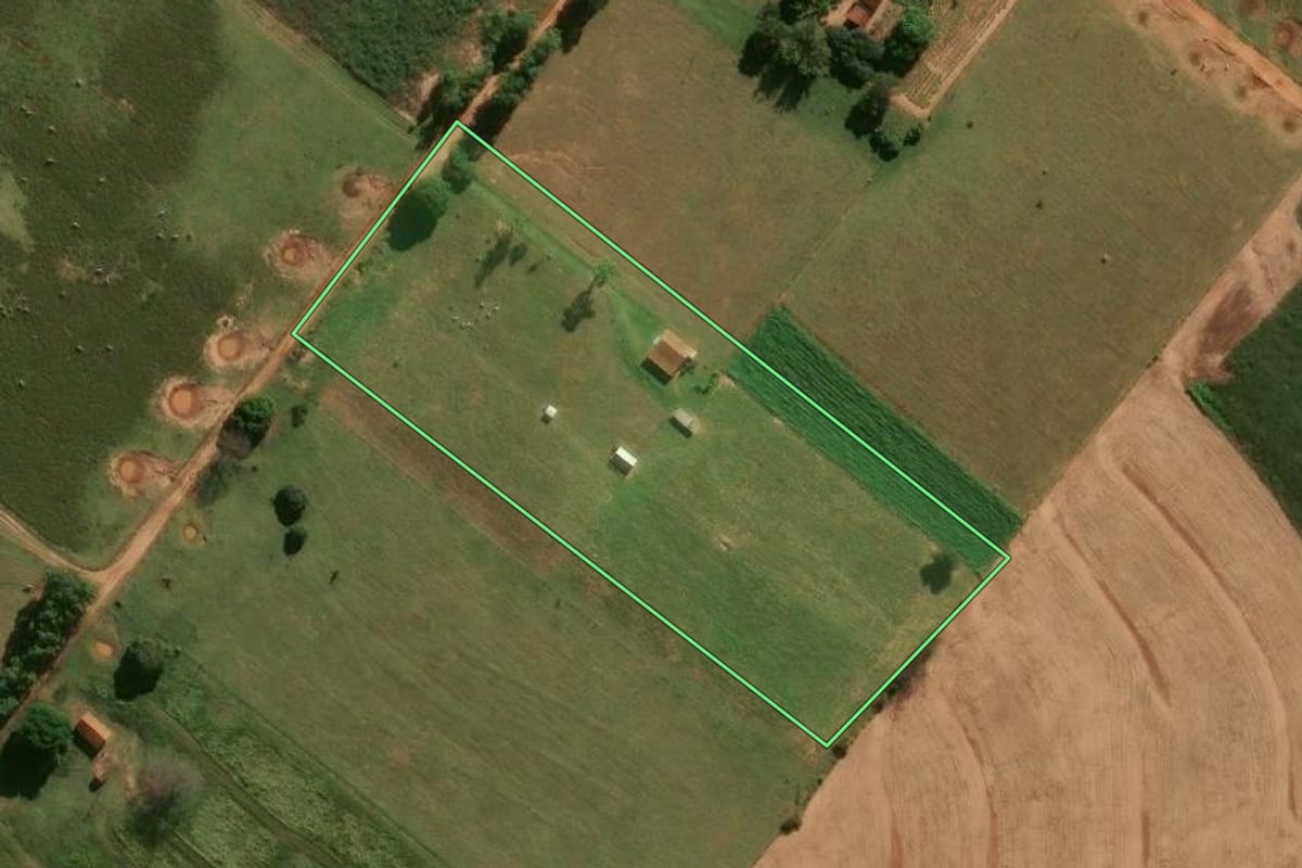 Imagem de satélite do imóvel rural em Xambrê (PR), com o contorno declarado no CAR desenhado por cima.