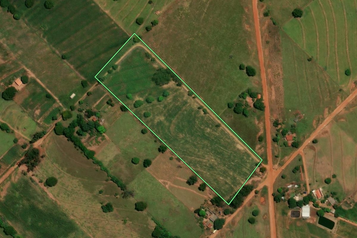 Imagem de satélite do imóvel rural em Xambrê (PR), com o contorno declarado no CAR desenhado por cima.