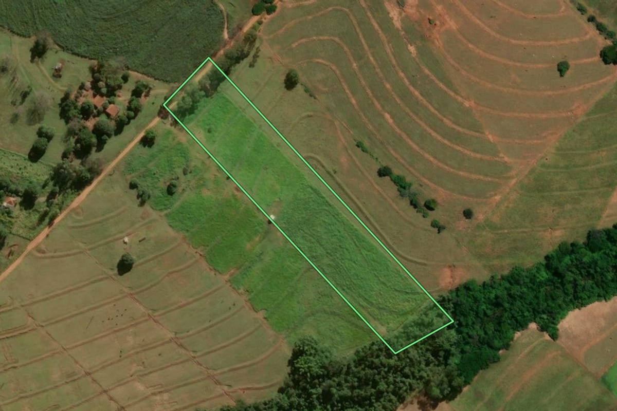 Imagem de satélite do imóvel rural em Xambrê (PR), com o contorno declarado no CAR desenhado por cima.