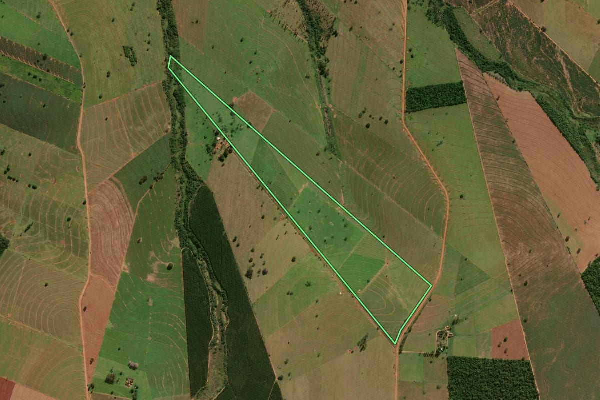 Imagem de satélite do imóvel rural em Xambrê (PR), com o contorno declarado no CAR desenhado por cima.