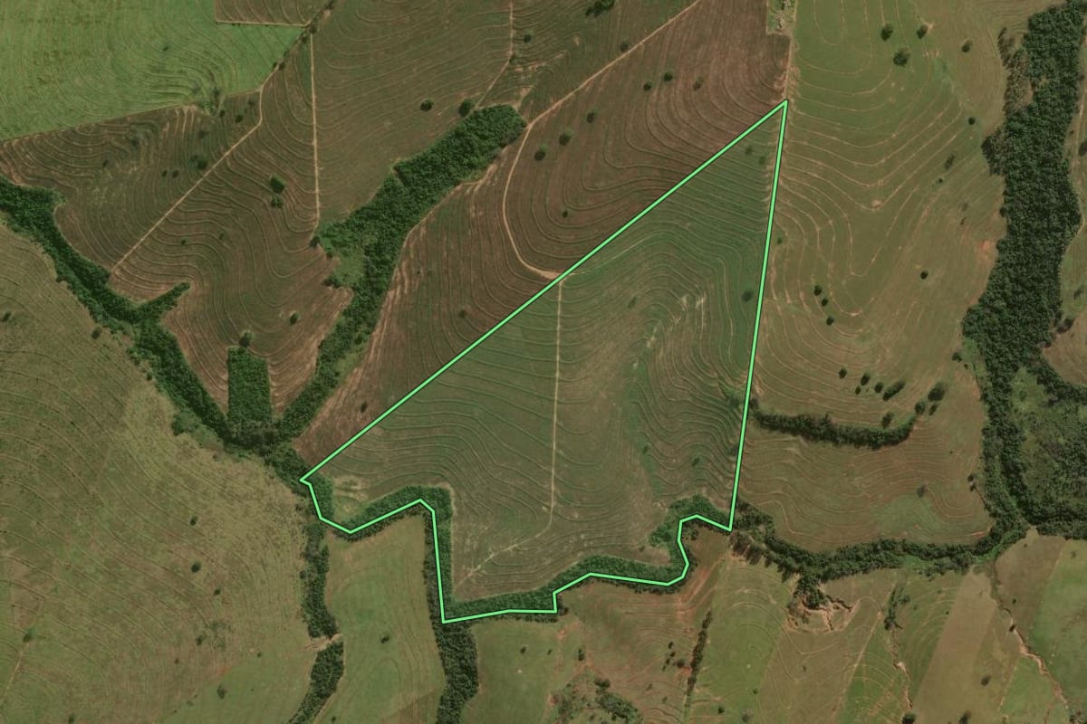 Imagem de satélite do imóvel rural em Xambrê (PR), com o contorno declarado no CAR desenhado por cima.