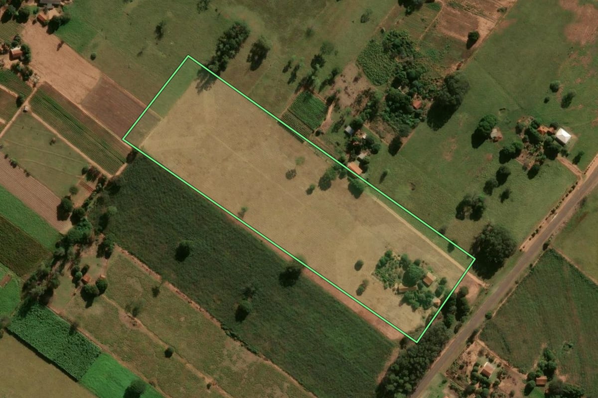 Imagem de satélite do imóvel rural em Xambrê (PR), com o contorno declarado no CAR desenhado por cima.
