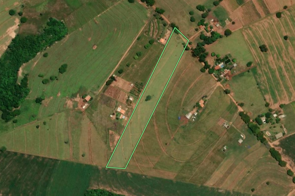 Imagem de satélite do imóvel rural em Xambrê (PR), com o contorno declarado no CAR desenhado por cima.