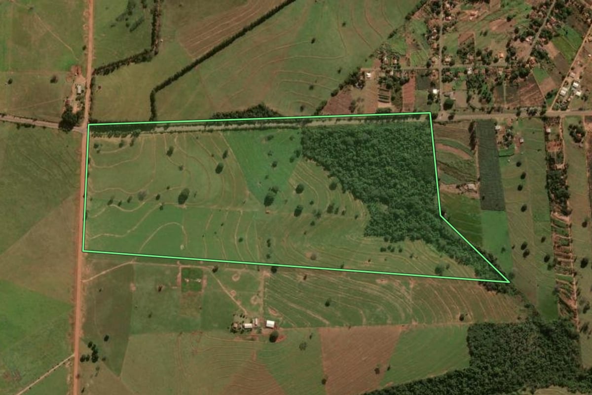 Imagem de satélite do imóvel rural em Xambrê (PR), com o contorno declarado no CAR desenhado por cima.