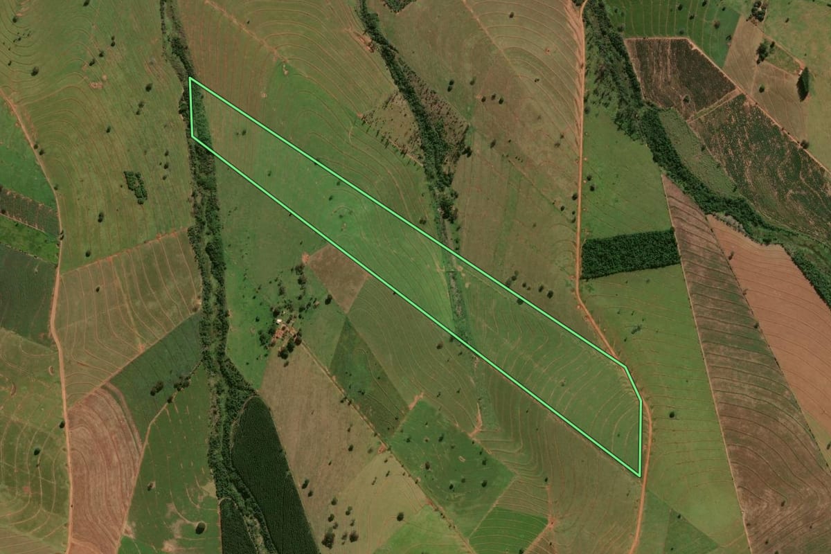 Imagem de satélite do imóvel rural em Xambrê (PR), com o contorno declarado no CAR desenhado por cima.