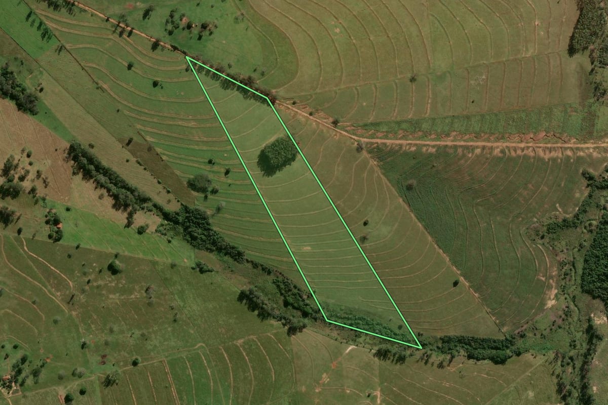Imagem de satélite do imóvel rural em Xambrê (PR), com o contorno declarado no CAR desenhado por cima.