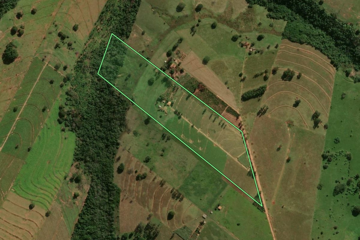Imagem de satélite do imóvel rural em Xambrê (PR), com o contorno declarado no CAR desenhado por cima.