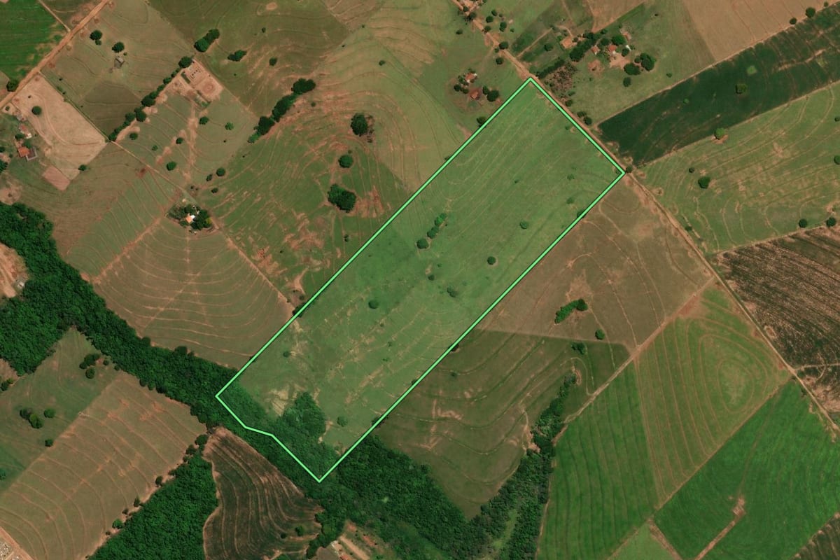 Imagem de satélite do imóvel rural em Xambrê (PR), com o contorno declarado no CAR desenhado por cima.