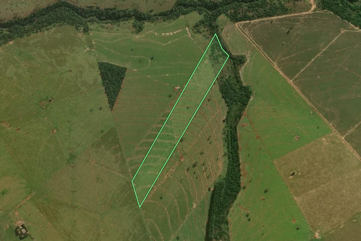 Imagem de satélite do imóvel rural em Xambrê (PR), com o contorno declarado no CAR desenhado por cima.