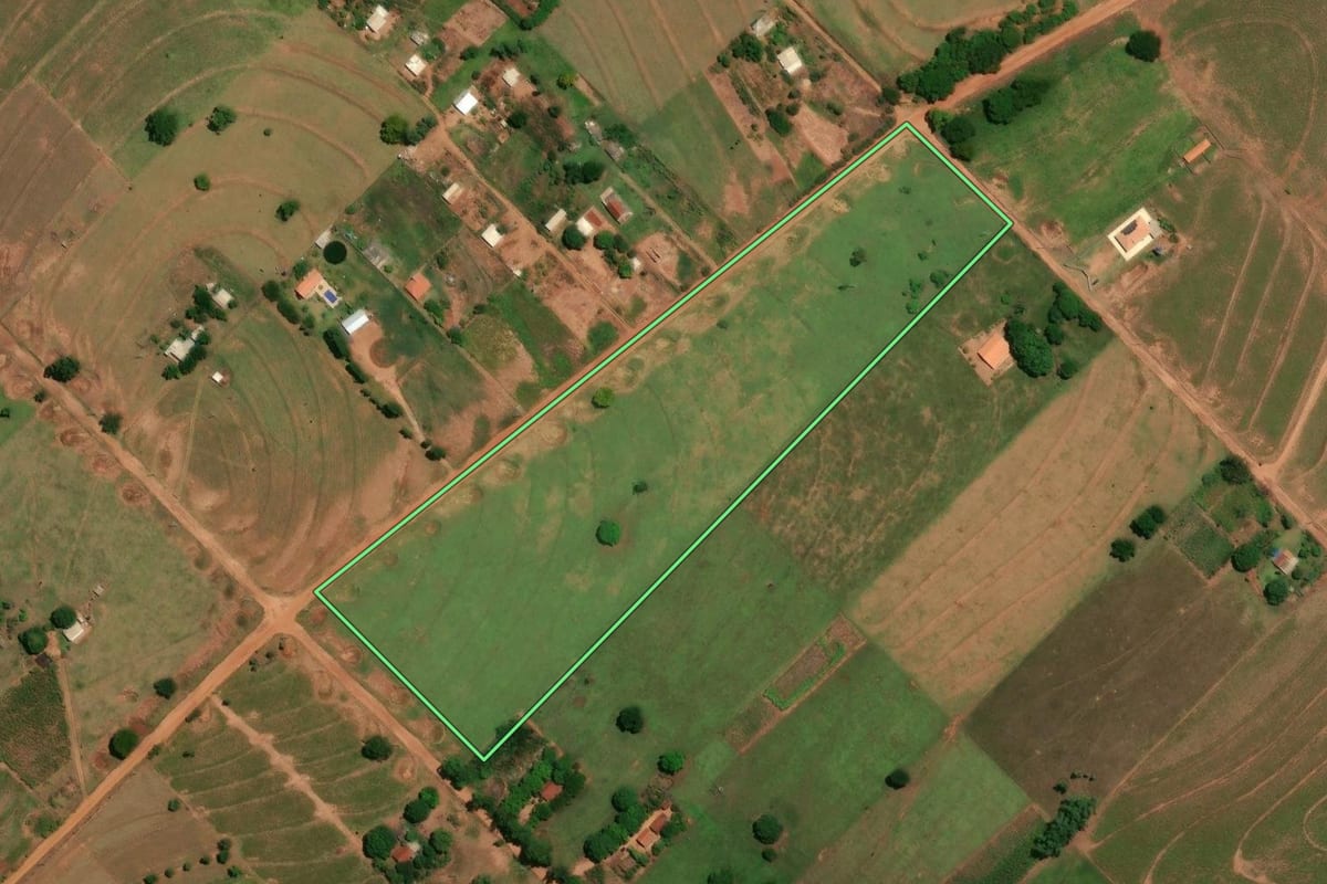 Imagem de satélite do imóvel rural em Xambrê (PR), com o contorno declarado no CAR desenhado por cima.