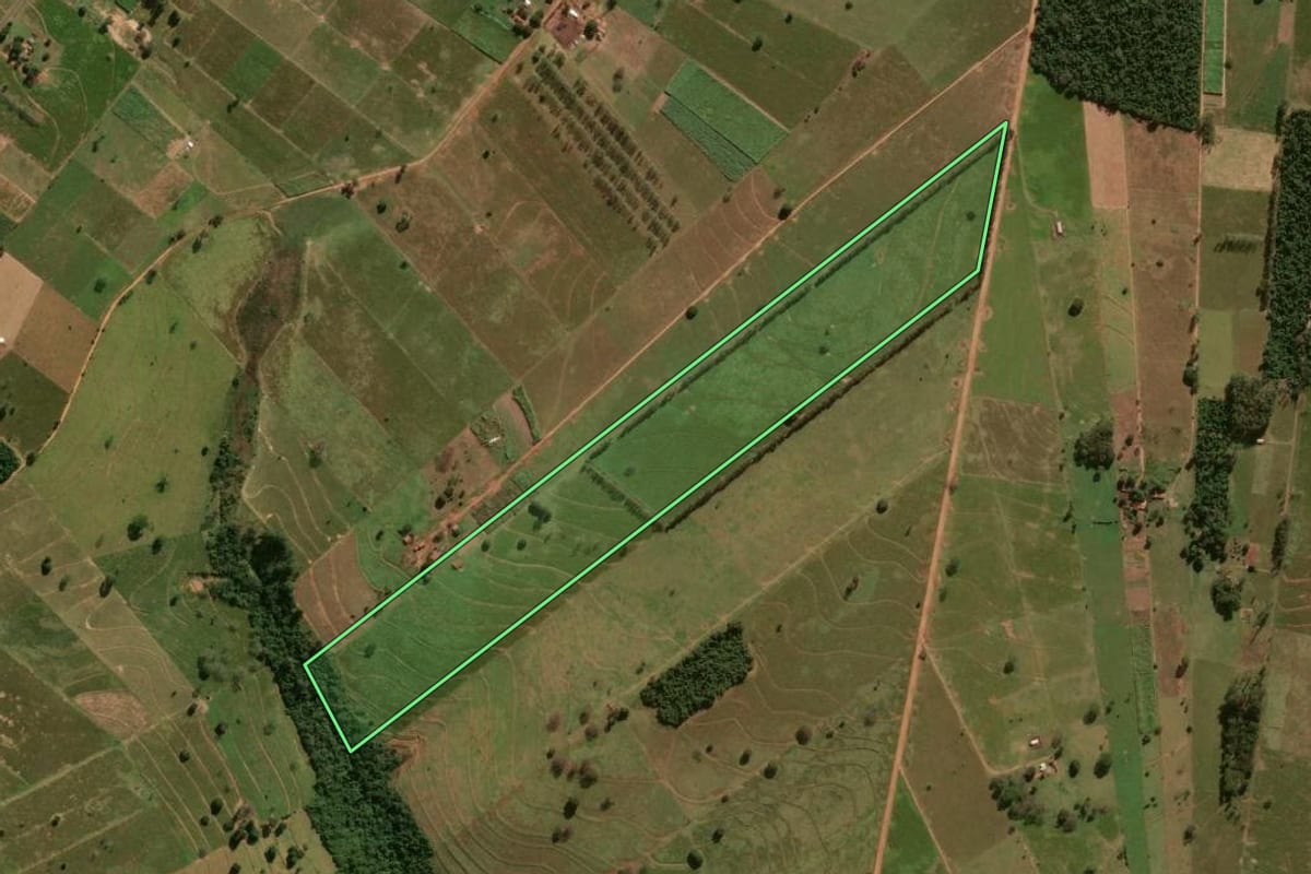 Imagem de satélite do imóvel rural em Xambrê (PR), com o contorno declarado no CAR desenhado por cima.