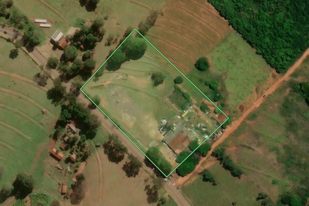Imagem de satélite do imóvel rural em Xambrê (PR), com o contorno declarado no CAR desenhado por cima.