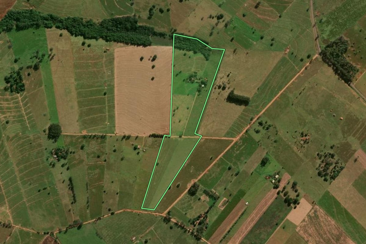 Imagem de satélite do imóvel rural em Xambrê (PR), com o contorno declarado no CAR desenhado por cima.