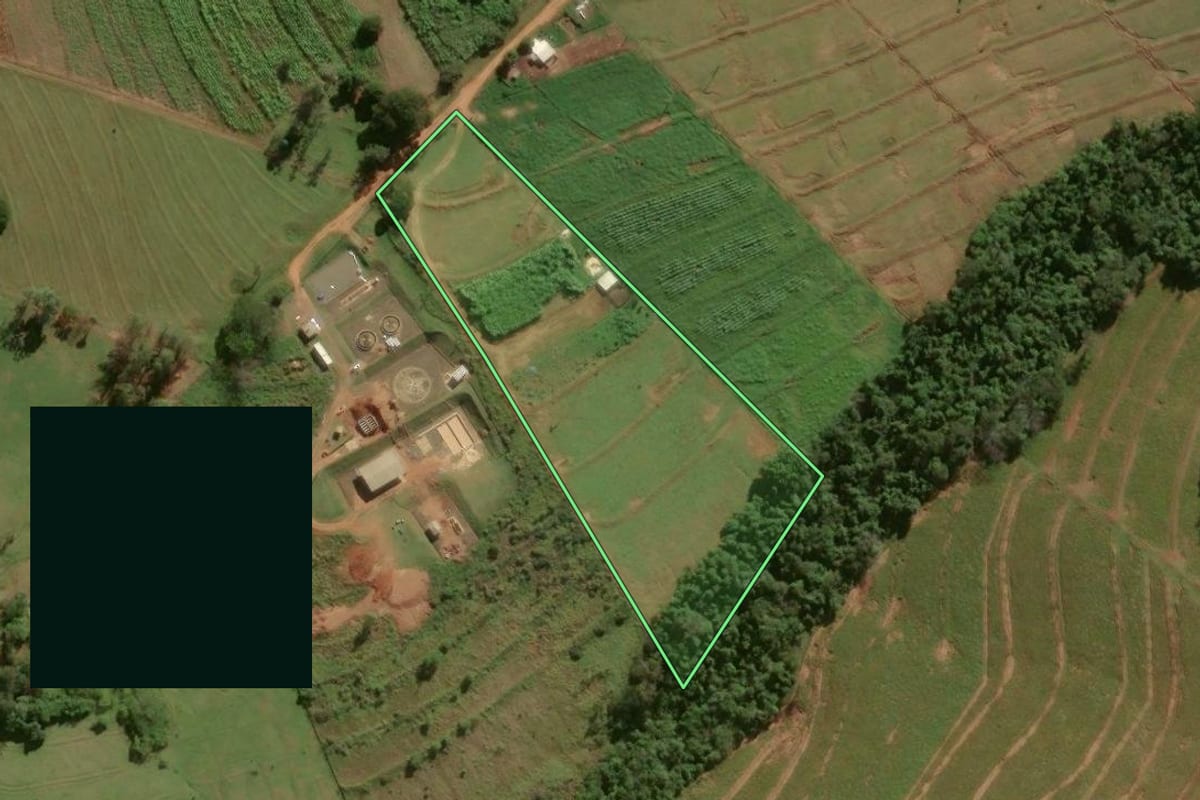 Imagem de satélite do imóvel rural em Xambrê (PR), com o contorno declarado no CAR desenhado por cima.