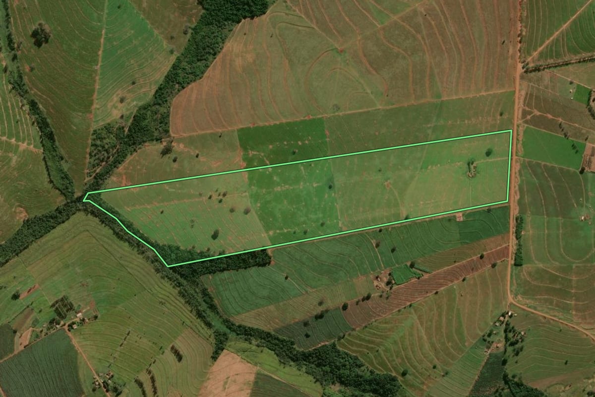 Imagem de satélite do imóvel rural em Xambrê (PR), com o contorno declarado no CAR desenhado por cima.