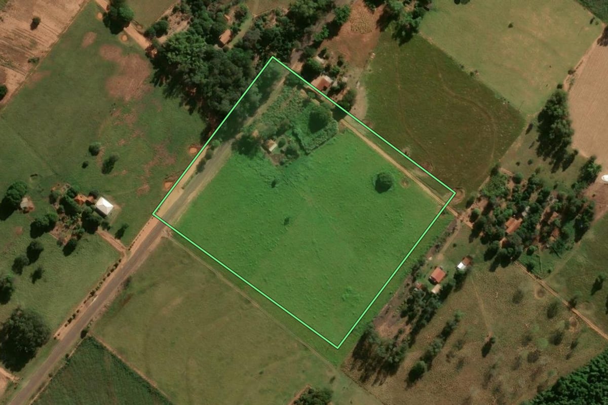 Imagem de satélite do imóvel rural em Xambrê (PR), com o contorno declarado no CAR desenhado por cima.