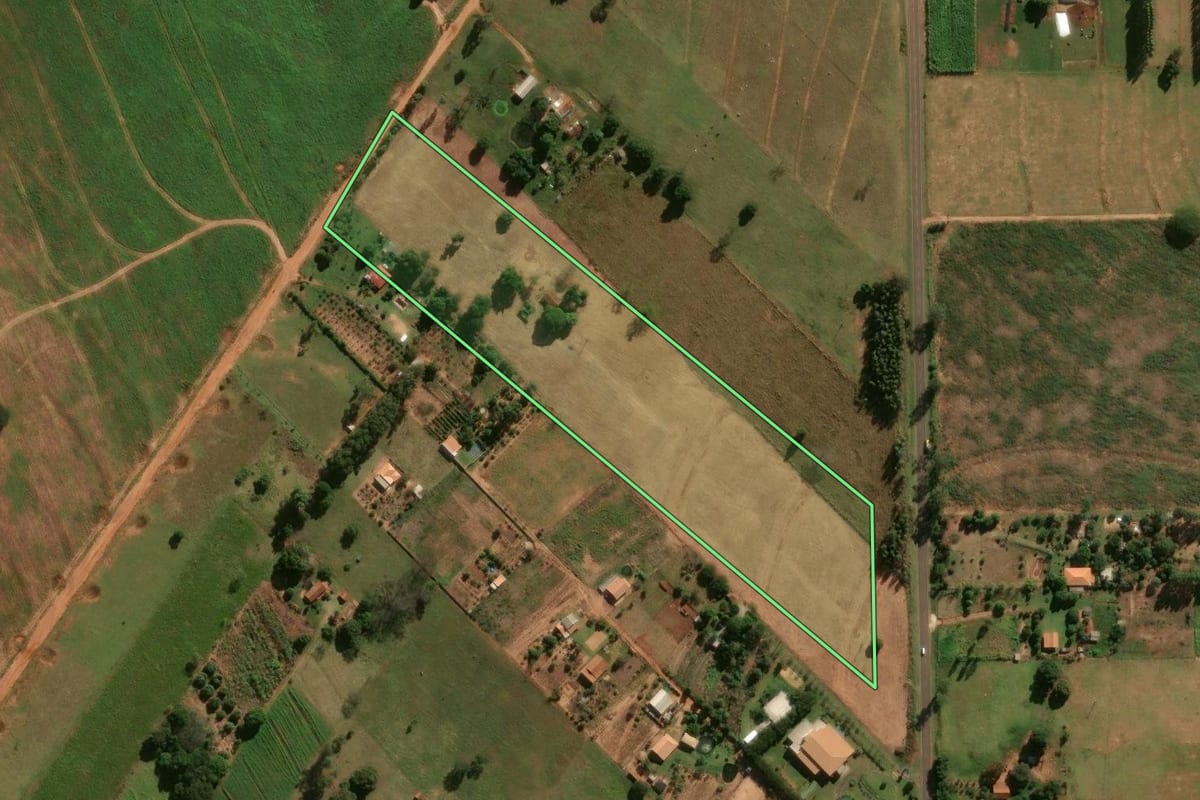 Imagem de satélite do imóvel rural em Xambrê (PR), com o contorno declarado no CAR desenhado por cima.