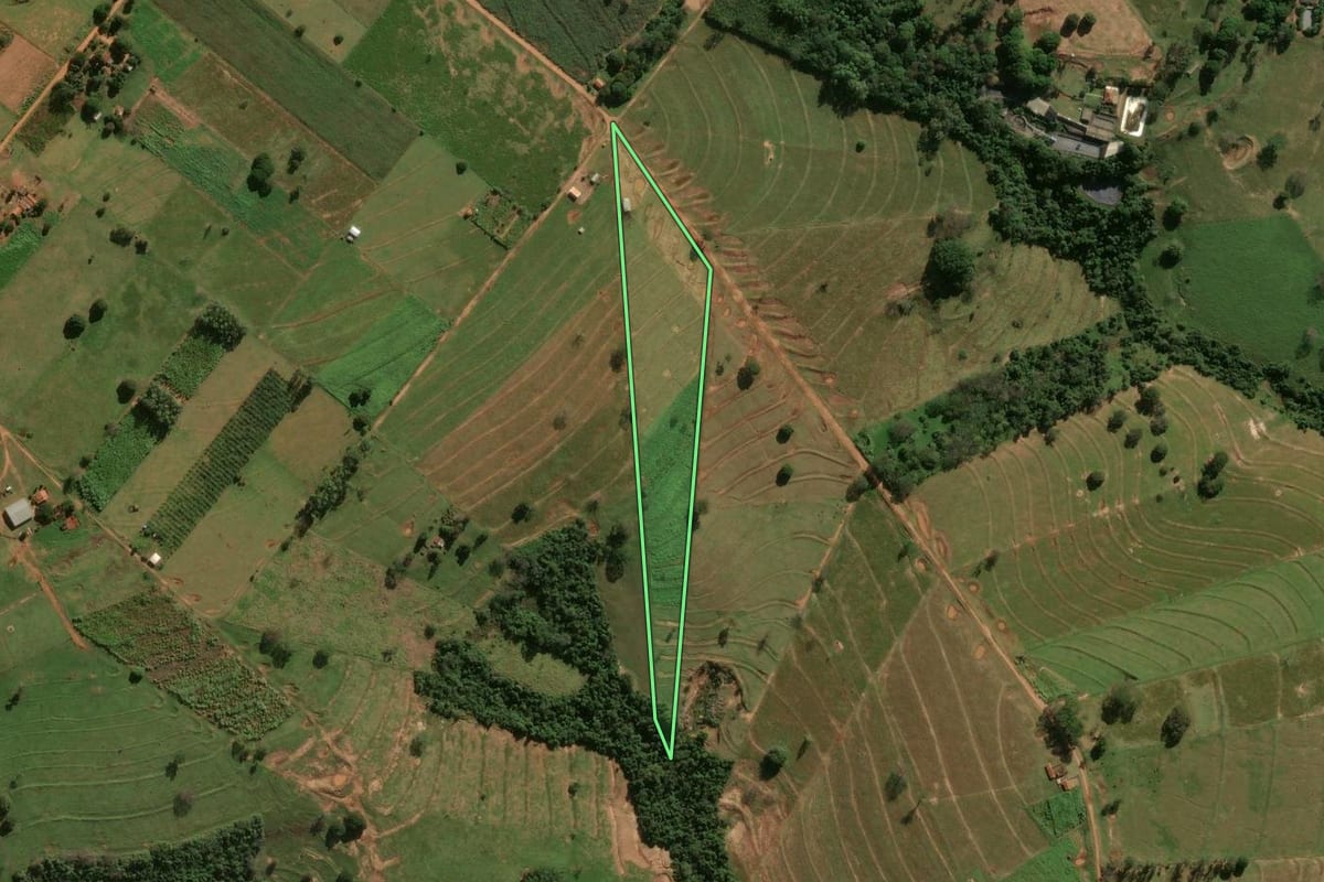 Imagem de satélite do imóvel rural em Xambrê (PR), com o contorno declarado no CAR desenhado por cima.