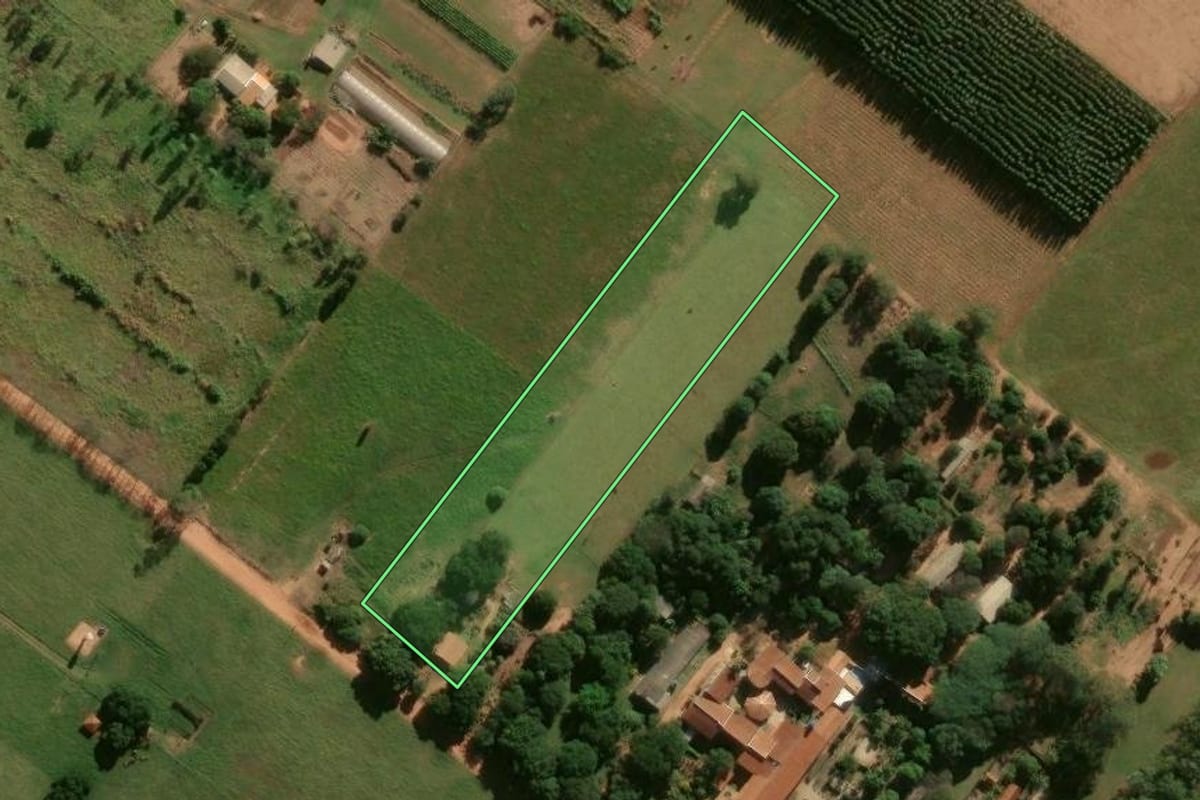 Imagem de satélite do imóvel rural em Xambrê (PR), com o contorno declarado no CAR desenhado por cima.
