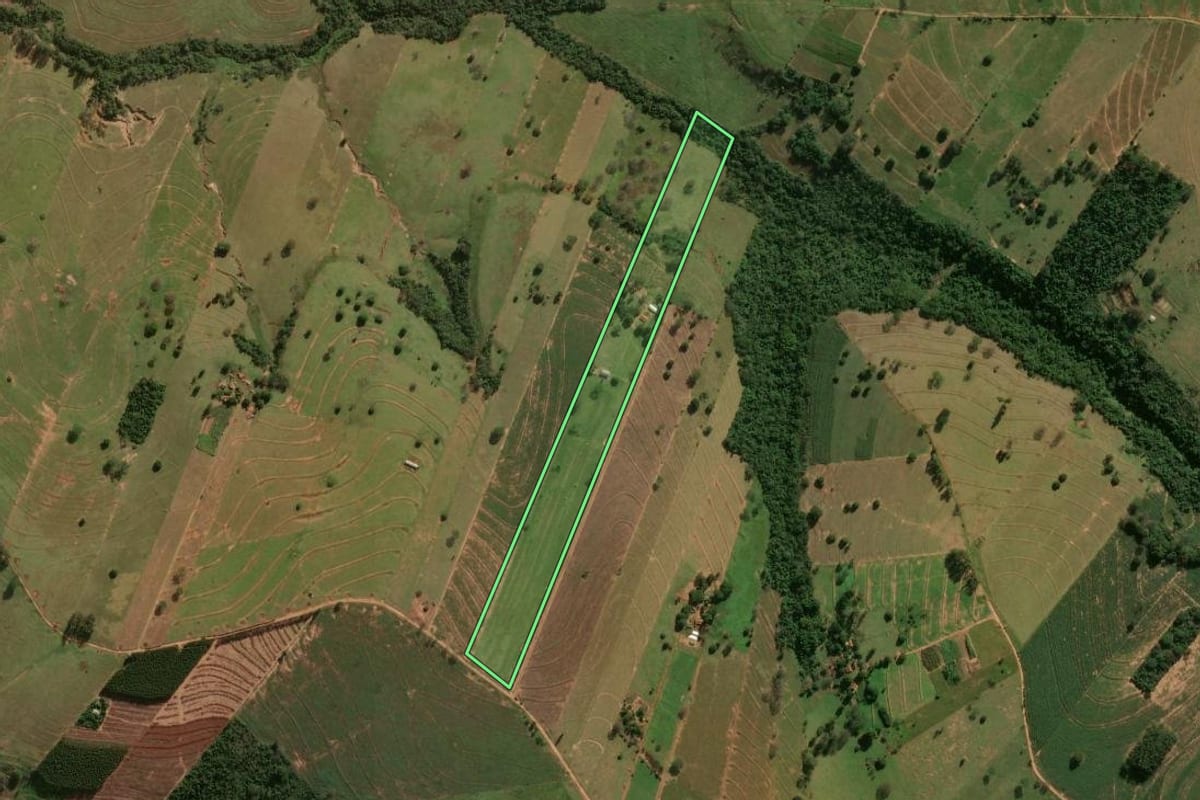 Imagem de satélite do imóvel rural em Xambrê (PR), com o contorno declarado no CAR desenhado por cima.