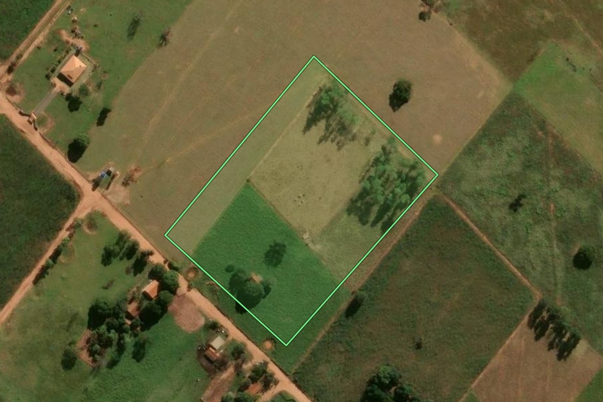 Imagem de satélite do imóvel rural em Xambrê (PR), com o contorno declarado no CAR desenhado por cima.