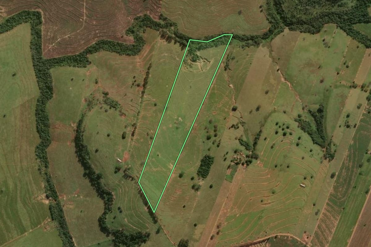 Imagem de satélite do imóvel rural em Xambrê (PR), com o contorno declarado no CAR desenhado por cima.