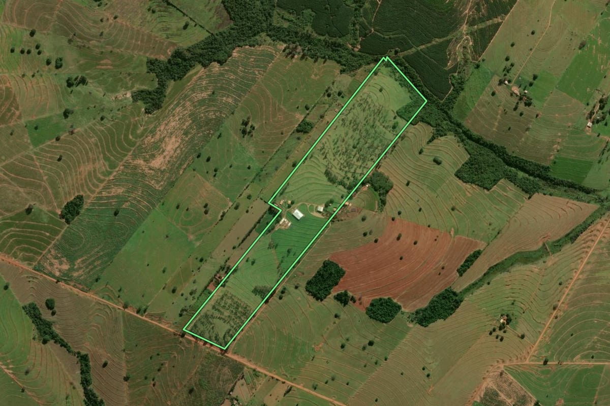 Imagem de satélite do imóvel rural em Xambrê (PR), com o contorno declarado no CAR desenhado por cima.