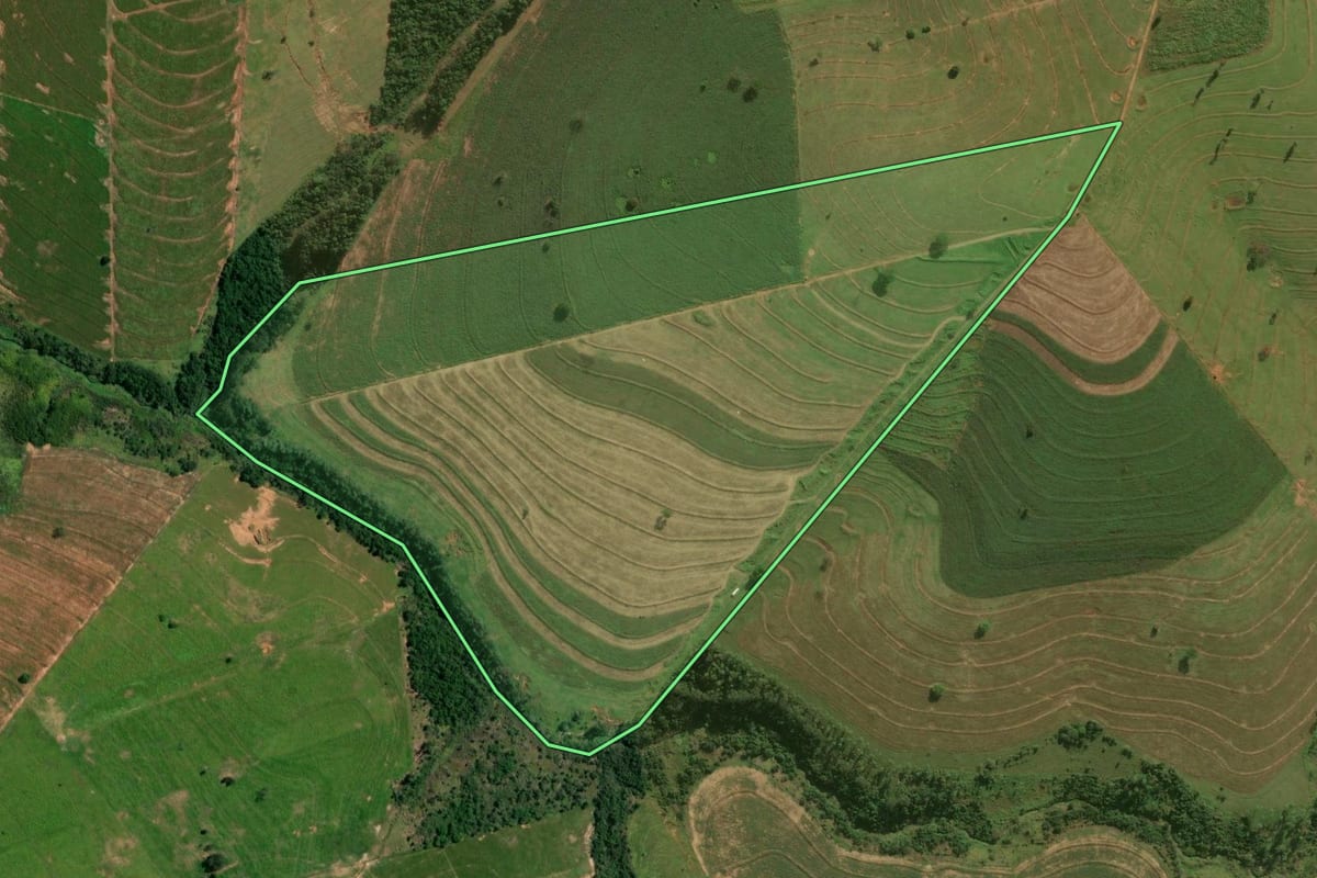 Imagem de satélite do imóvel rural em Xambrê (PR), com o contorno declarado no CAR desenhado por cima.