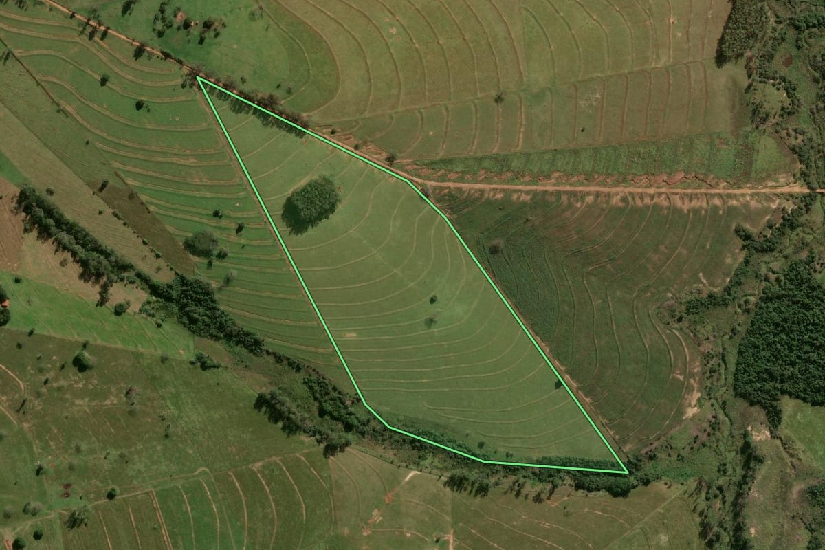 Imagem de satélite do imóvel rural em Xambrê (PR), com o contorno declarado no CAR desenhado por cima.