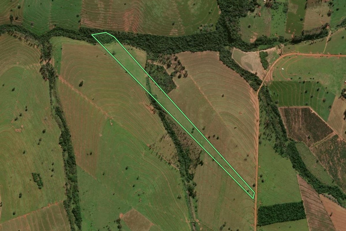 Imagem de satélite do imóvel rural em Xambrê (PR), com o contorno declarado no CAR desenhado por cima.