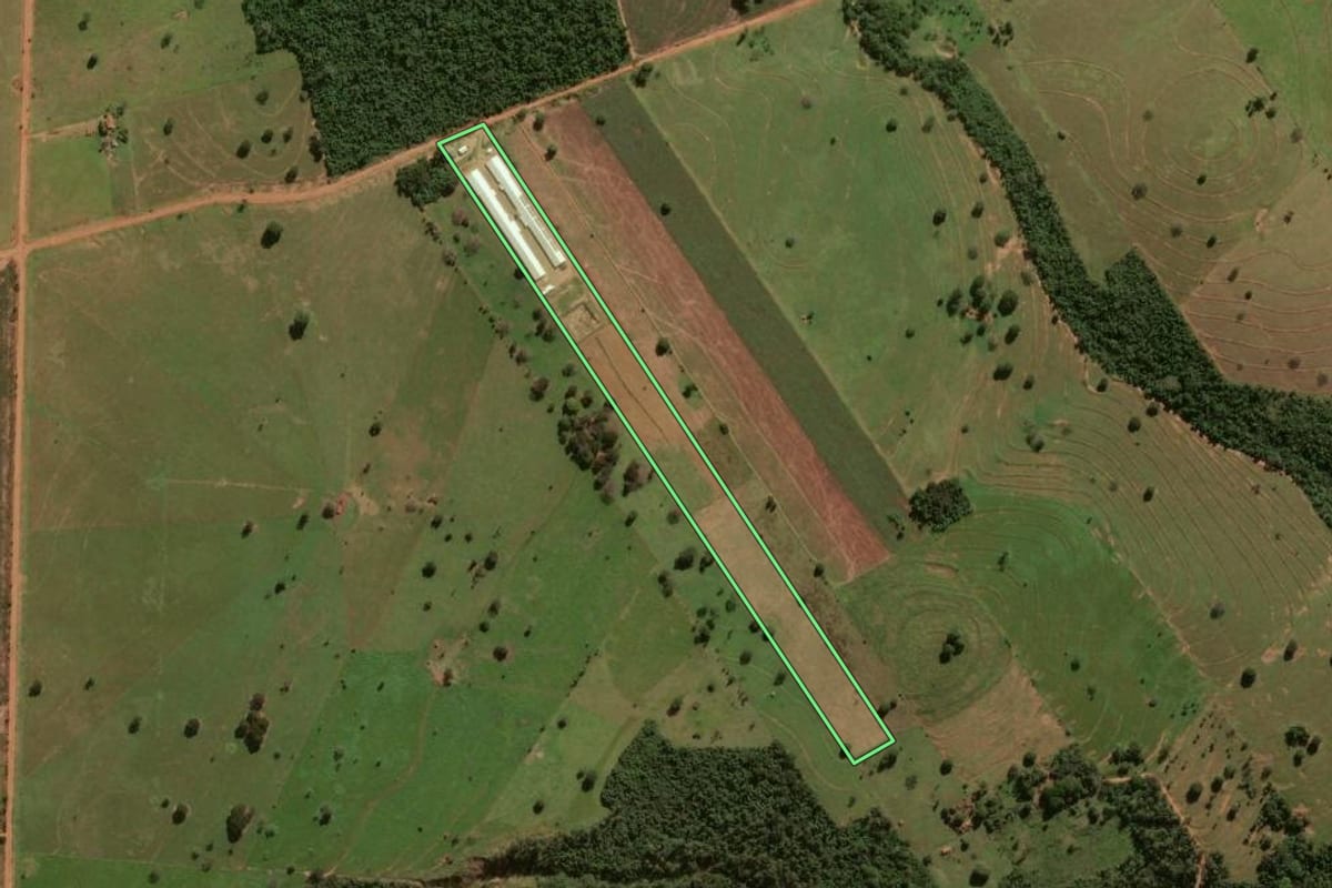 Imagem de satélite do imóvel rural em Xambrê (PR), com o contorno declarado no CAR desenhado por cima.