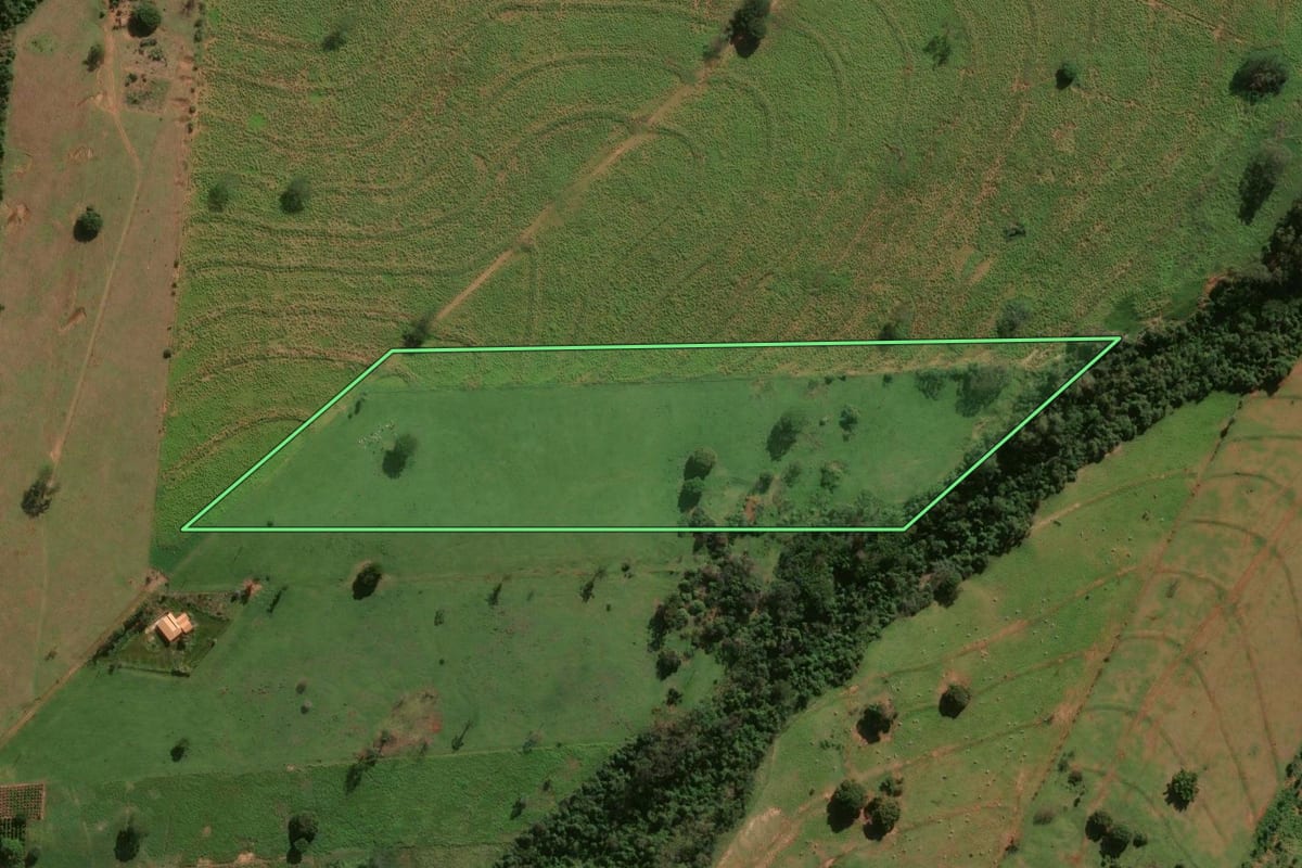 Imagem de satélite do imóvel rural em Xambrê (PR), com o contorno declarado no CAR desenhado por cima.