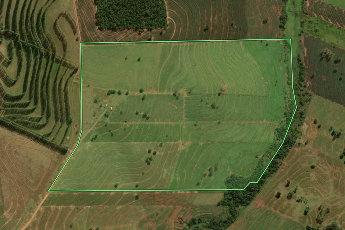 Imagem de satélite do imóvel rural em Xambrê (PR), com o contorno declarado no CAR desenhado por cima.