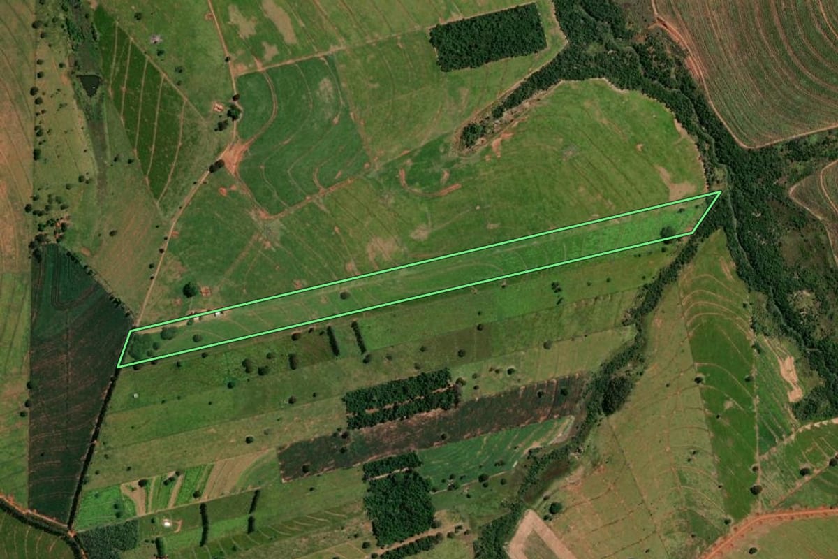Imagem de satélite do imóvel rural em Xambrê (PR), com o contorno declarado no CAR desenhado por cima.