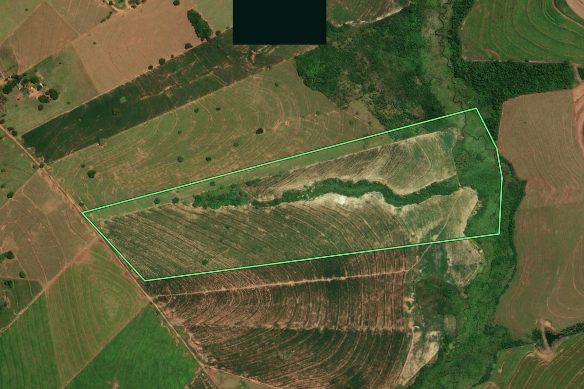 Imagem de satélite do imóvel rural em Xambrê (PR), com o contorno declarado no CAR desenhado por cima.