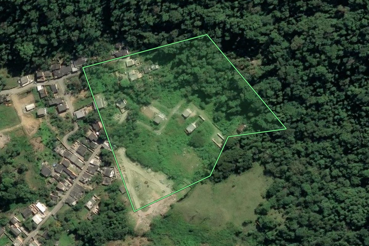 Imagem de satélite do imóvel rural em Angra dos Reis (RJ), com o contorno declarado no CAR desenhado por cima.