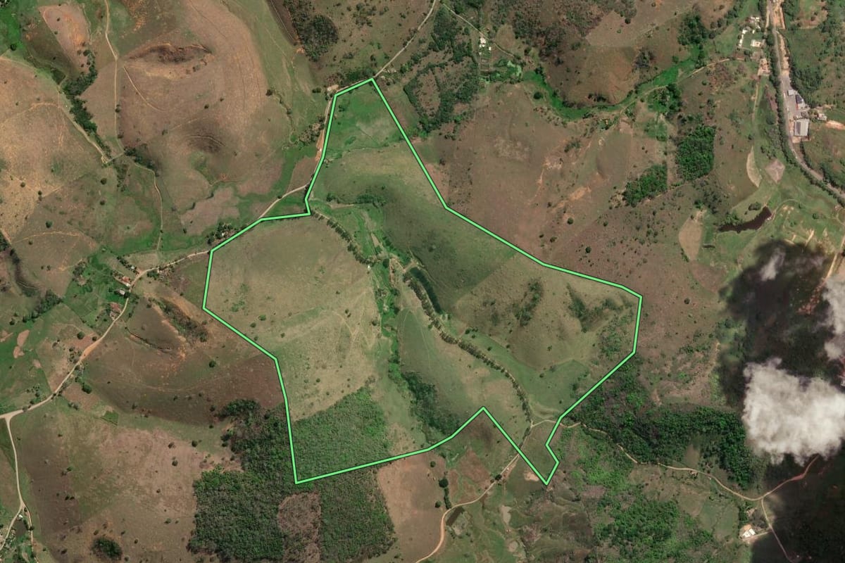 Imagem de satélite do imóvel rural em Aperibé (RJ), com o contorno declarado no CAR desenhado por cima.