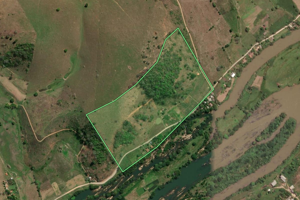 Imagem de satélite do imóvel rural em Aperibé (RJ), com o contorno declarado no CAR desenhado por cima.