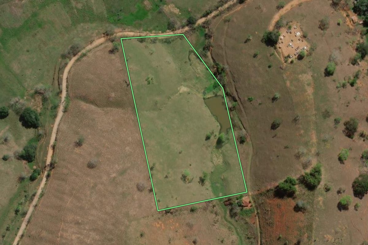 Imagem de satélite do imóvel rural em Aperibé (RJ), com o contorno declarado no CAR desenhado por cima.