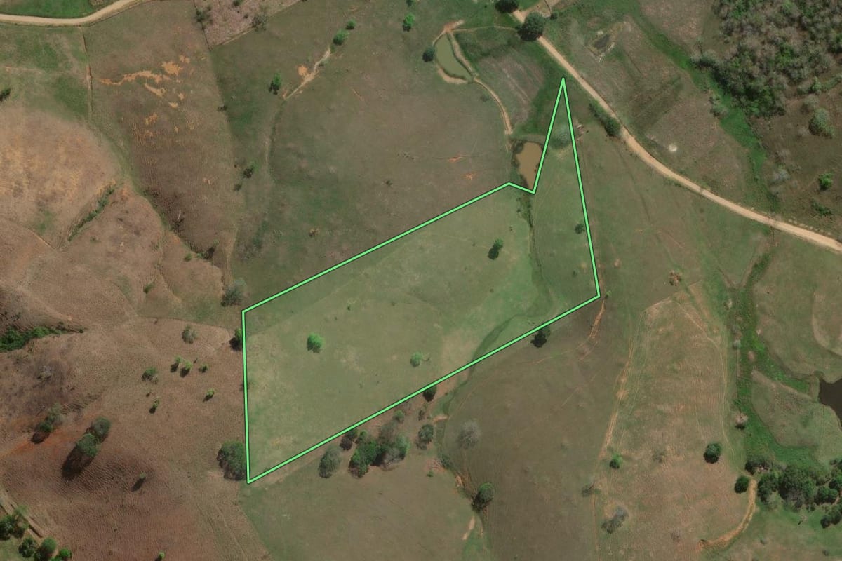 Imagem de satélite do imóvel rural em Aperibé (RJ), com o contorno declarado no CAR desenhado por cima.