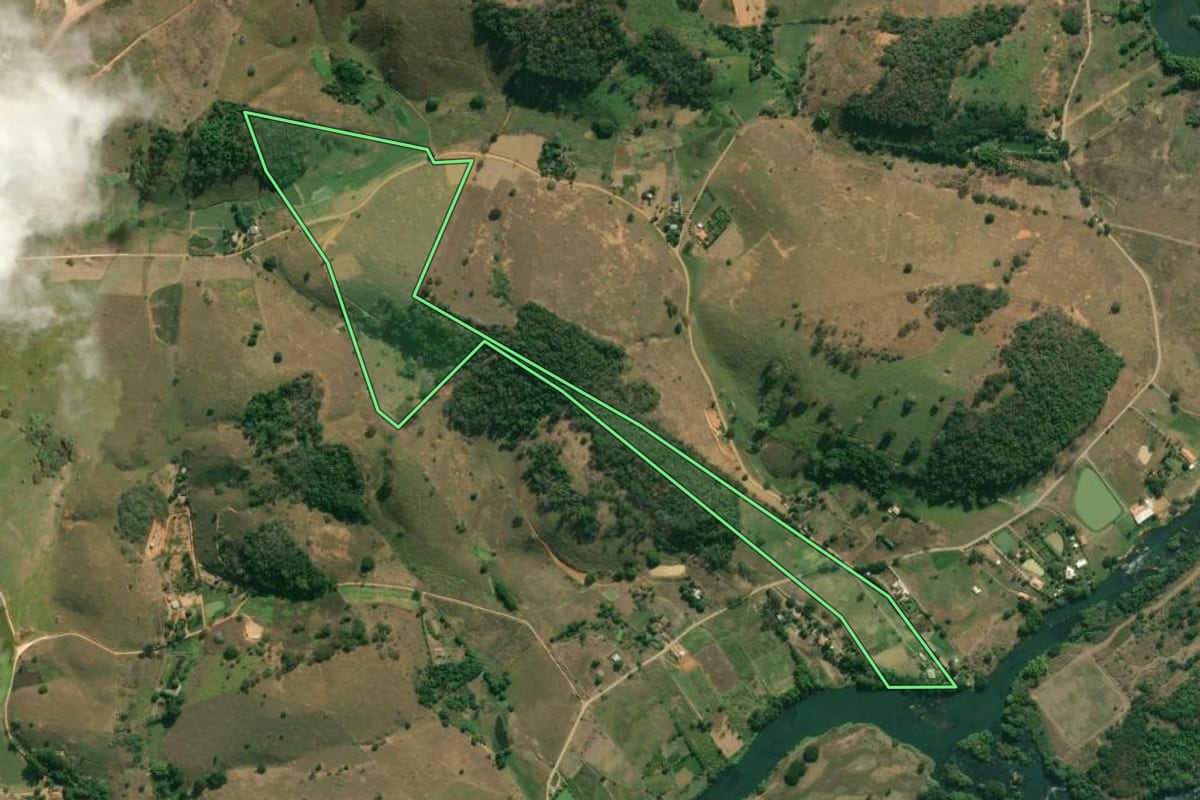 Imagem de satélite do imóvel rural em Aperibé (RJ), com o contorno declarado no CAR desenhado por cima.