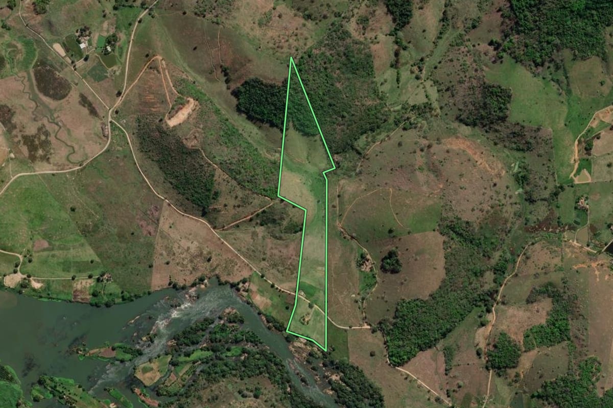 Imagem de satélite do imóvel rural em Aperibé (RJ), com o contorno declarado no CAR desenhado por cima.