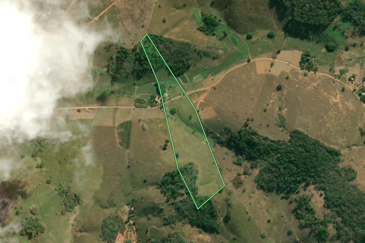 Imagem de satélite do imóvel rural em Aperibé (RJ), com o contorno declarado no CAR desenhado por cima.