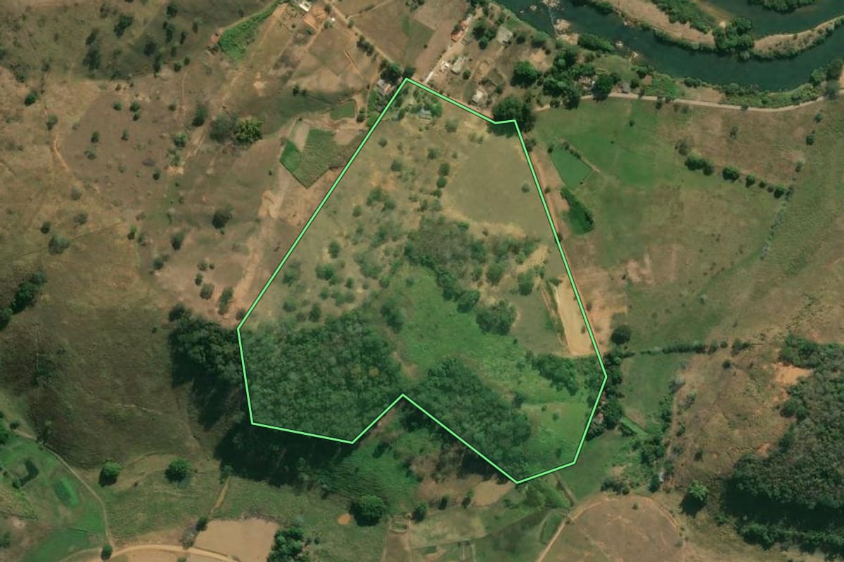 Imagem de satélite do imóvel rural em Aperibé (RJ), com o contorno declarado no CAR desenhado por cima.